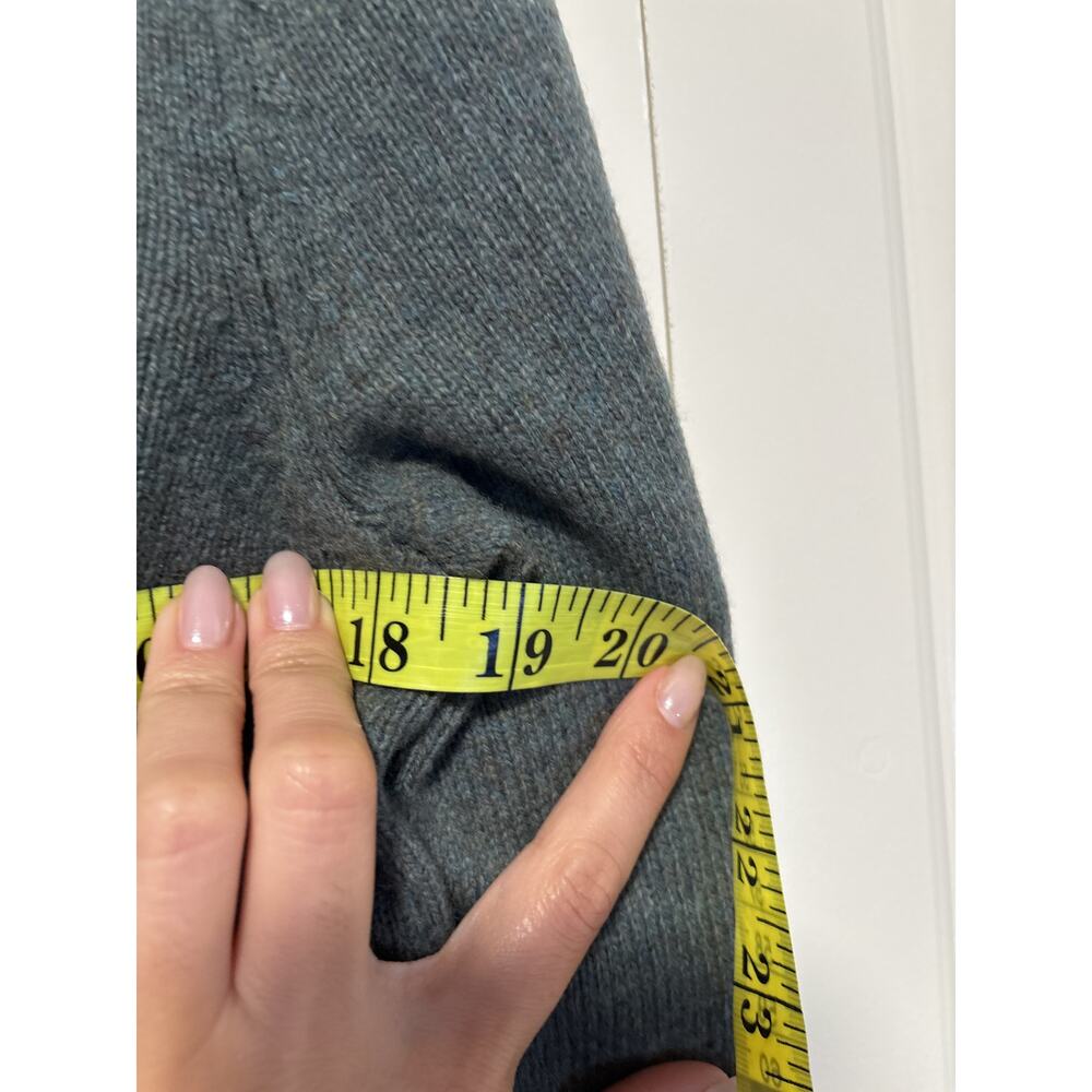 Banana Republic XS V-Neck Merino Wool Sweater - Picture 4 of 7